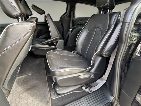 Used 2019 Chrysler Pacifica Limited w/ Advanced Safetytec Group FWD image 14