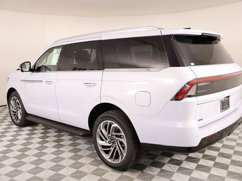 New 2026 Lincoln Navigator Premiere AWD/4WD image 23