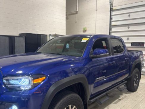 Used 2022 Toyota Tacoma TRD Off-Road image 3