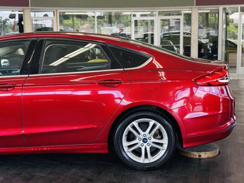 Used 2018 Ford Fusion SE w/ Fusion SE Technology Package FWD image 13