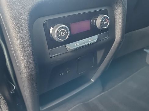 Used 2025 Chevrolet Traverse LT FWD image 30
