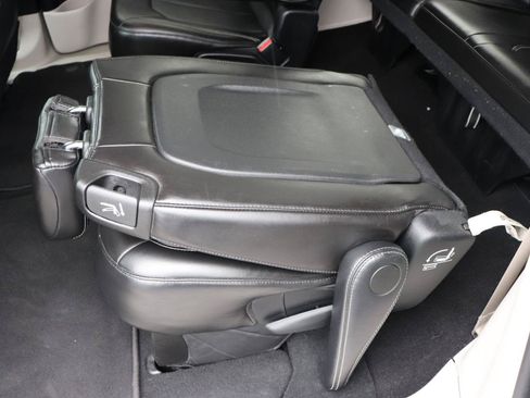 Used 2024 Chrysler Pacifica Touring-L FWD image 29