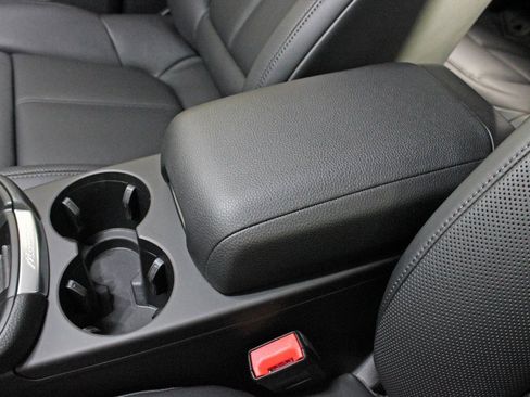 Used 2025 Porsche Macan image 30