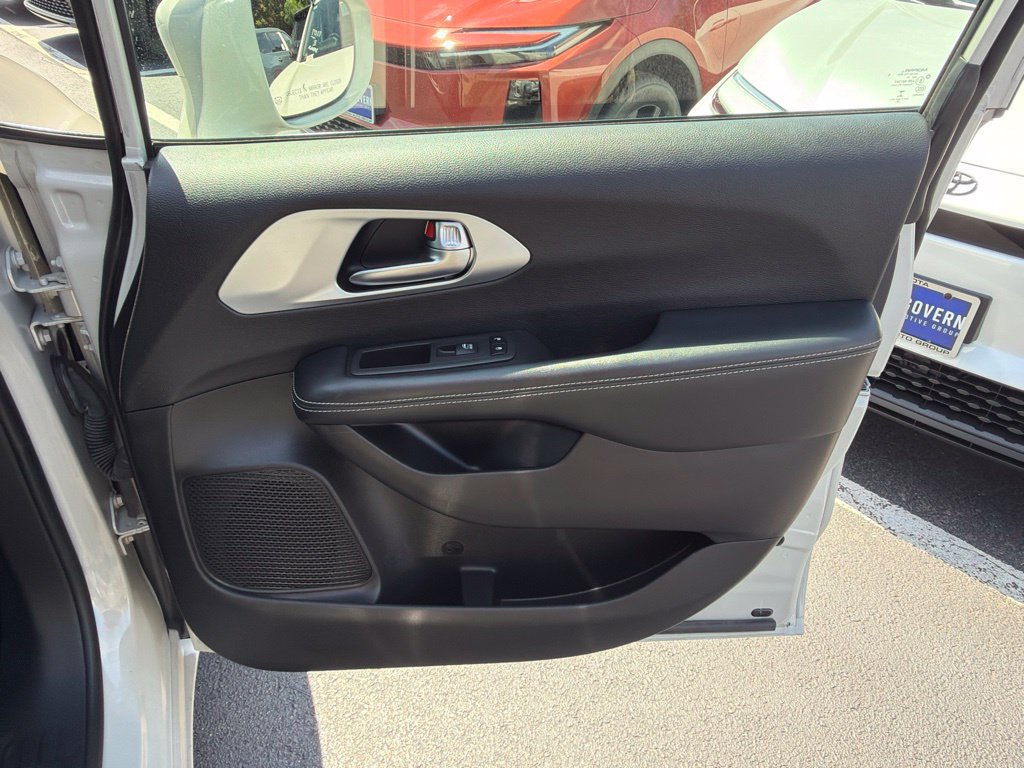 Used 2021 Chrysler Pacifica Touring-L w/ S Appearance Package AWD/4WD image 9