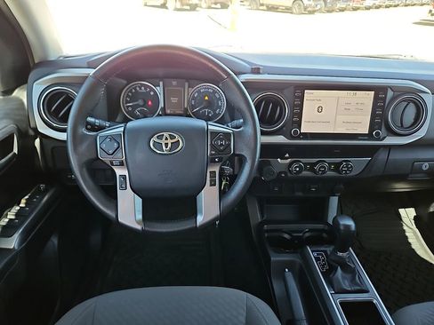 Used 2020 Toyota Tacoma SR5 w/ SR5 Appearance Package (SM) image 10
