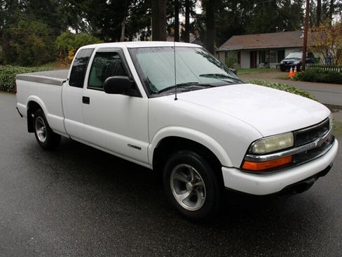 Used 2002 Chevrolet S10 Pickup LS w/ LS Preferred Equipment Group image 2