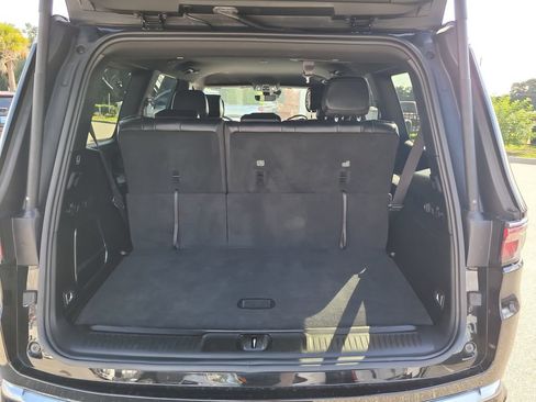 Certified 2024 Jeep Wagoneer Series II w/ Flexible Seating Group RWD image 8