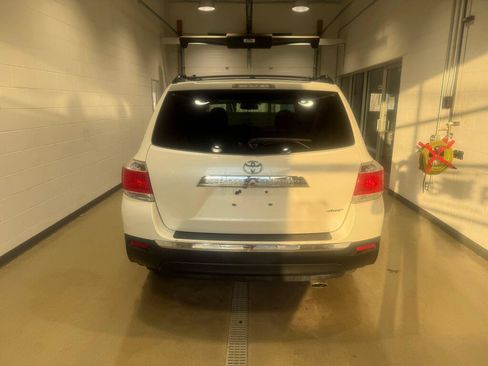 Used 2013 Toyota Highlander Limited AWD/4WD image 4