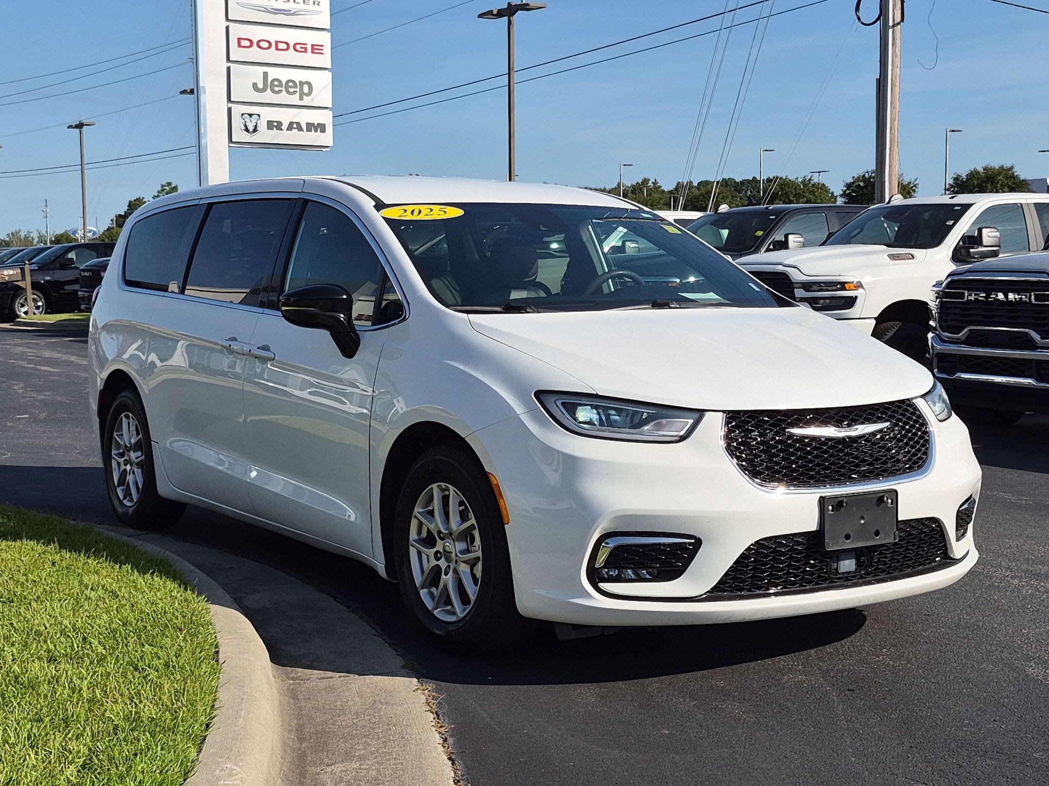 Used 2025 Chrysler Pacifica Select FWD image 3