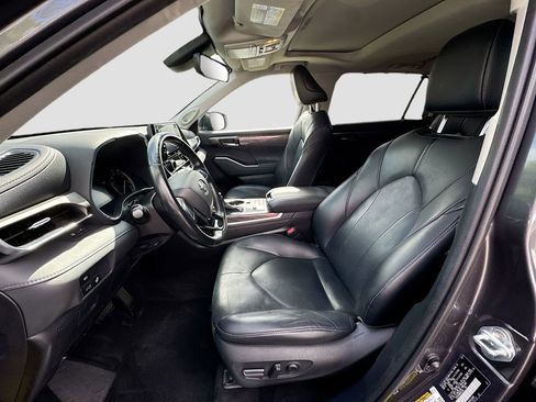 Used 2021 Toyota Highlander Limited FWD image 22