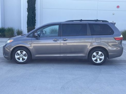 Used 2017 Toyota Sienna LE FWD image 6
