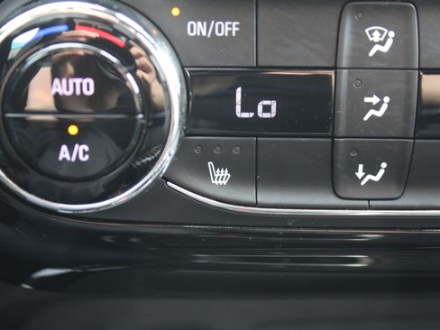 Used 2025 Chevrolet Trax RS FWD image 19
