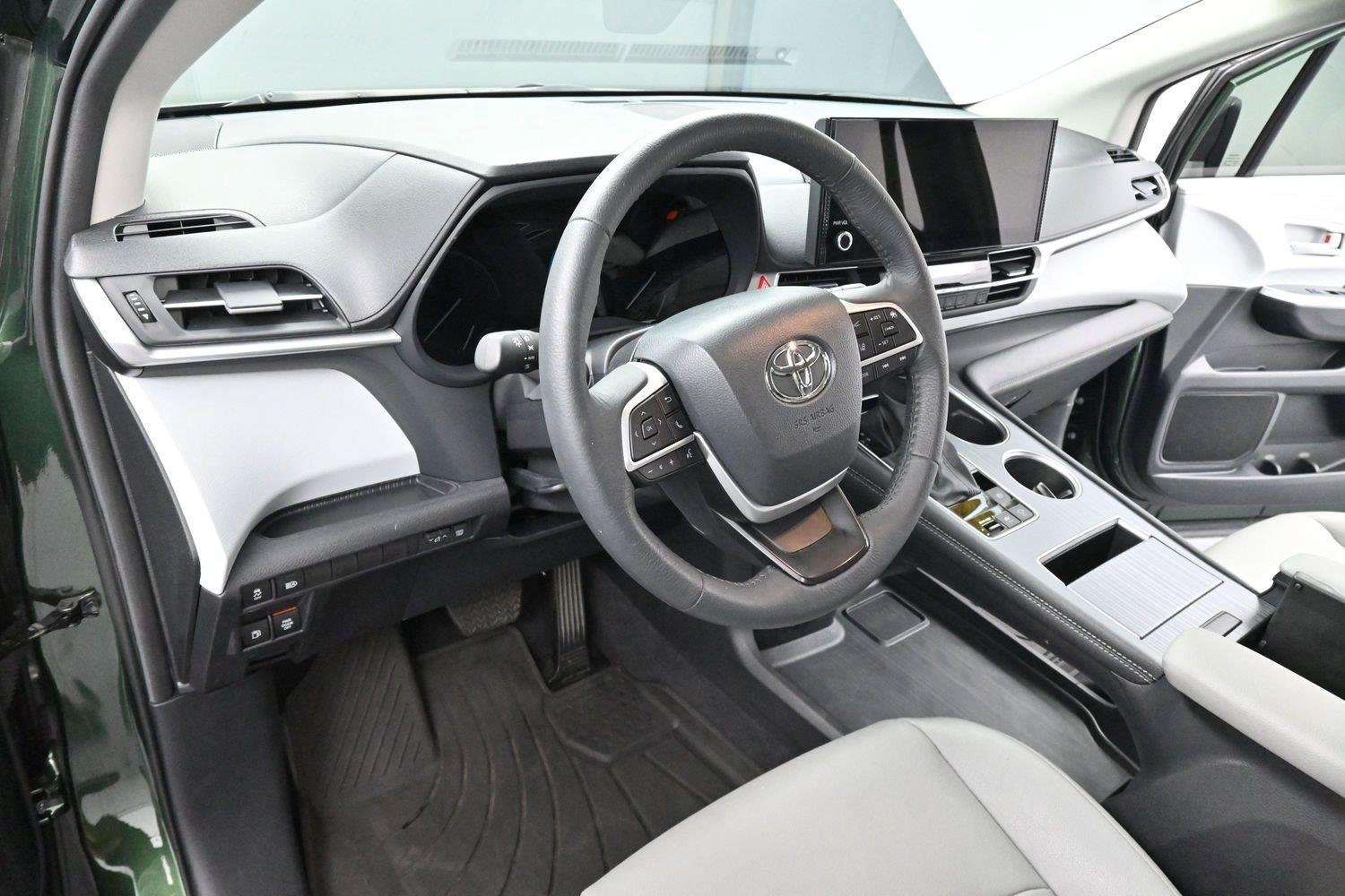 Used 2025 Toyota Sienna XLE FWD image 16