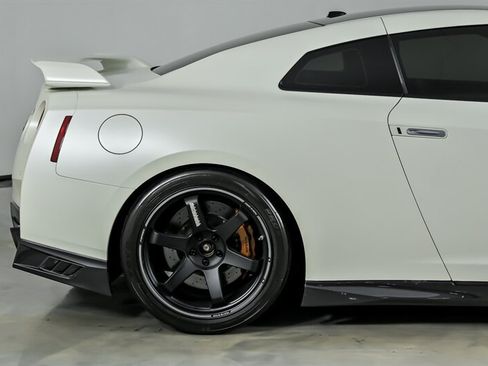 Used 2017 Nissan GT-R Premium AWD/4WD image 13