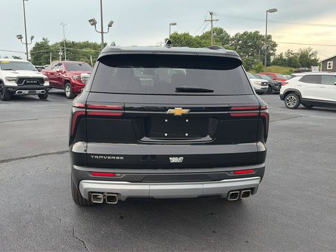 Used 2025 Chevrolet Traverse LT FWD image 4