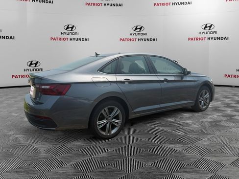 Used 2024 Volkswagen Jetta SE FWD image 3
