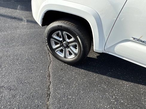 Used 2017 Toyota Tacoma Limited image 10