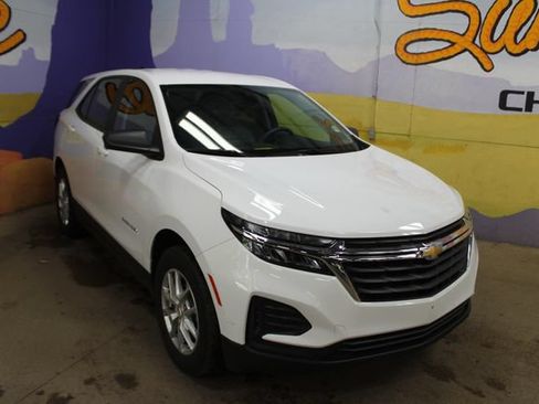 Used 2023 Chevrolet Equinox LS w/ LS Convenience Package AWD/4WD image 2