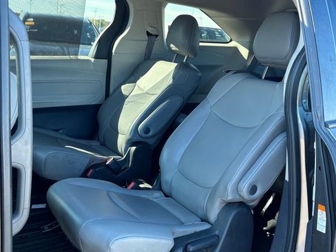 Used 2022 Toyota Sienna XLE image 8