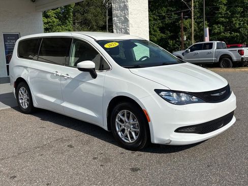 Used 2023 Chrysler Voyager LX FWD image 21