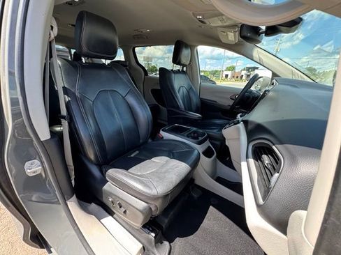 Used 2022 Chrysler Pacifica Touring-L w/ Uconnect Theater Family Group FWD image 11