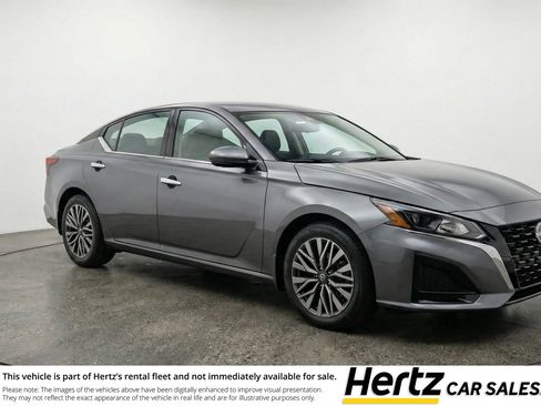 Used 2025 Nissan Altima 2.5 SV image 1