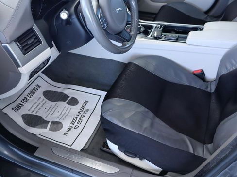 Used 2017 Jaguar XF Premium image 13