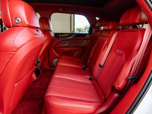 Used 2022 Bentley Bentayga AWD/4WD image 25