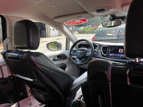 Used 2022 Chrysler Pacifica Touring-L w/ Uconnect Theater Family Group FWD image 22