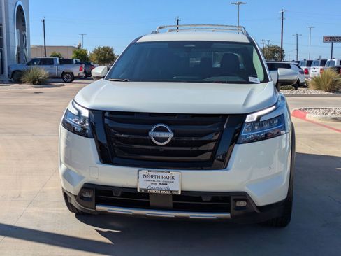 Used 2023 Nissan Pathfinder SL w/ Lighting Package (N92) image 8