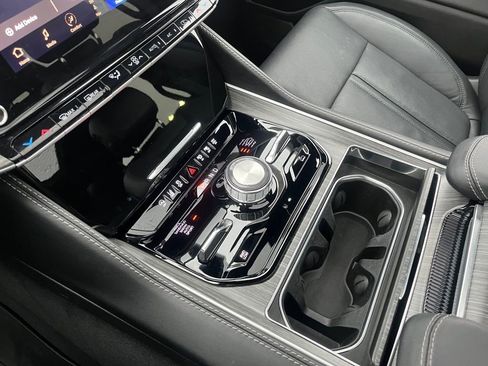 Used 2024 Jeep Wagoneer Series III w/ Premium Group I image 25