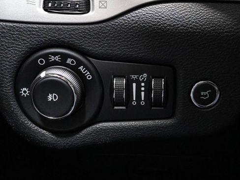 Used 2017 Jeep Cherokee Overland AWD/4WD image 33