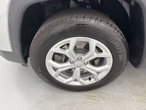 Used 2024 Jeep Compass Latitude AWD/4WD image 4