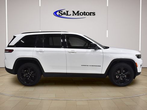 Used 2023 Jeep Grand Cherokee Altitude AWD/4WD image 9