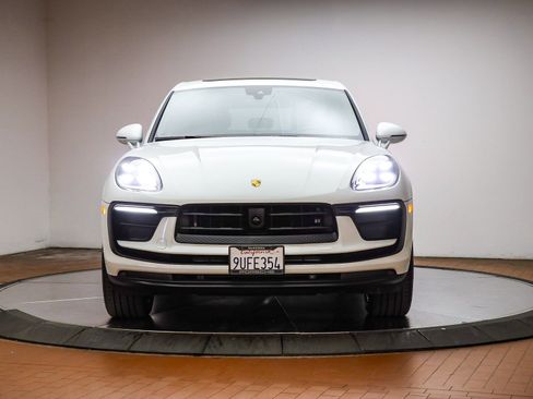 Certified 2025 Porsche Macan image 12