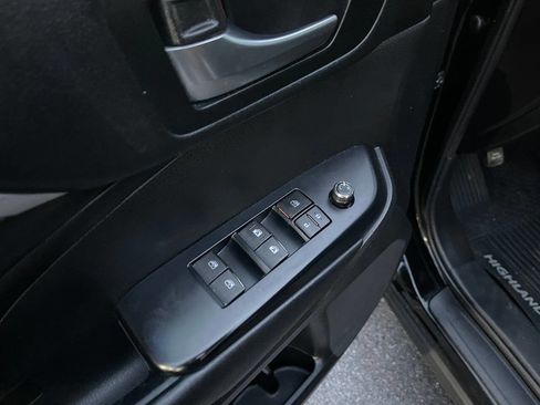 Used 2019 Toyota Highlander SE image 18