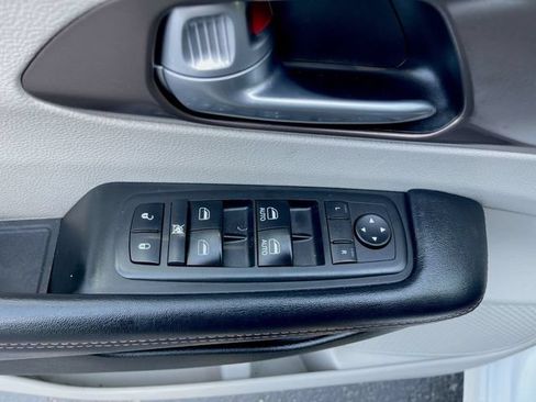 Used 2017 Chrysler Pacifica Touring-L w/ Tire & Wheel Group FWD image 24