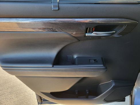 Used 2021 Toyota Highlander Limited image 13