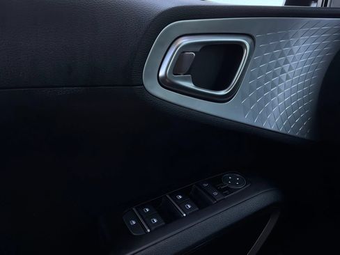 Used 2025 Kia Soul LX w/ LX Technology Package FWD image 20