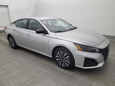 Used 2024 Nissan Altima 2.5 SV FWD image 11