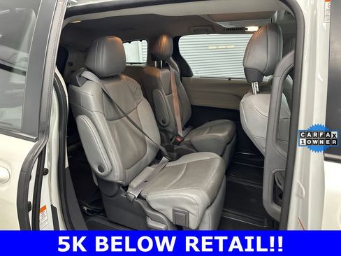 Used 2021 Toyota Sienna Limited image 17