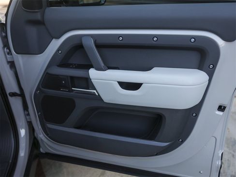 Used 2026 Land Rover Defender 110 S image 36