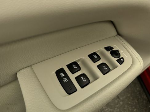 Used 2021 Volvo XC60 T6 Momentum w/ Premium Package image 12