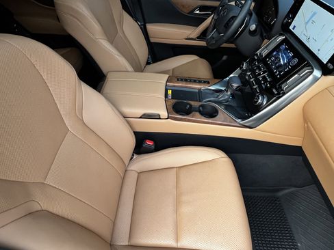 Used 2025 Lexus LX 600 4WD w/ Luxury Package image 44