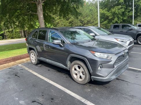 Used 2019 Toyota RAV4 XLE w/ Convenience Package FWD image 2