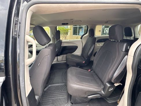Used 2018 Chrysler Pacifica Touring Plus FWD image 22