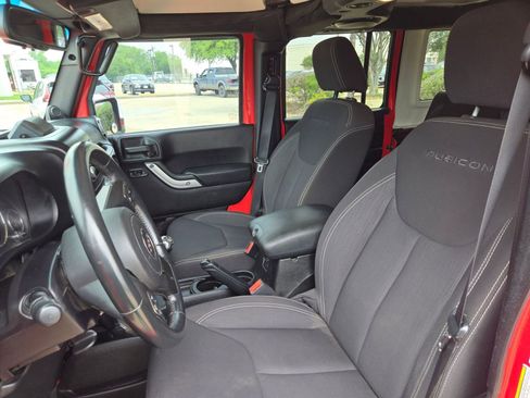 Used 2013 Jeep Wrangler Unlimited Rubicon w/ Connectivity Group AWD/4WD image 10
