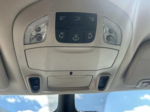 Used 2023 Chrysler Pacifica Limited FWD image 48