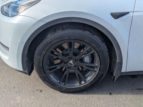 Used 2022 Tesla Model Y Long Range image 10