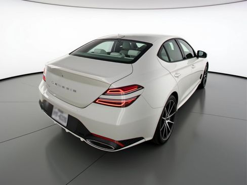 Used 2025 Genesis G70 2.5T image 9